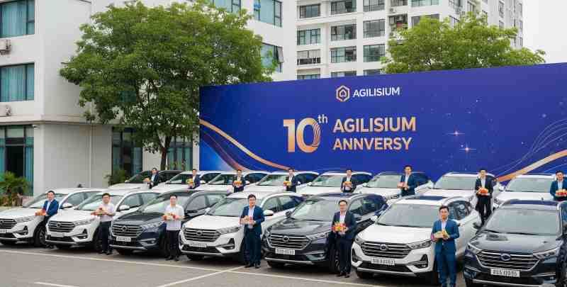 Agilisium employees with their gifted Hyundai Creta SUVs